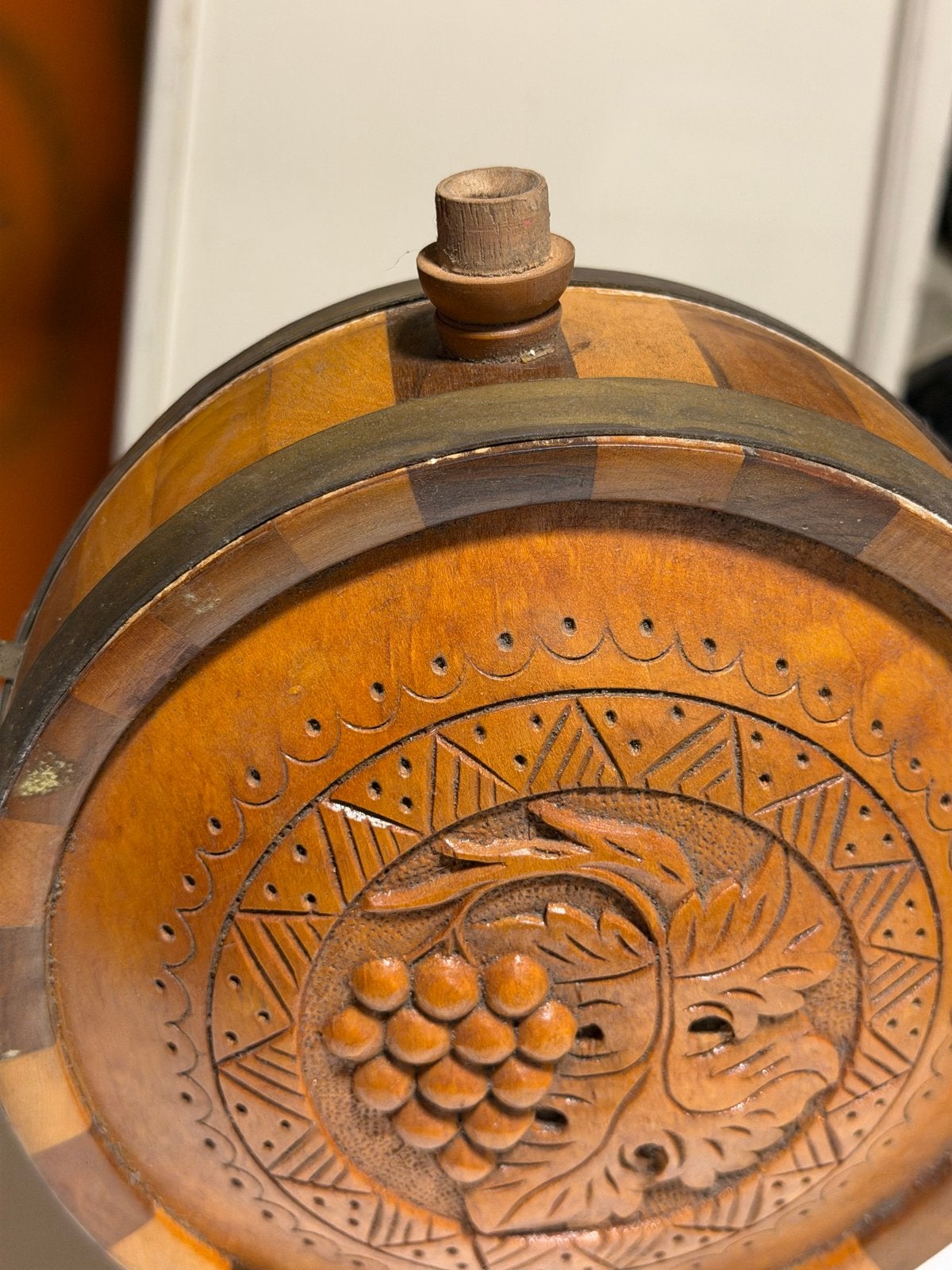 Antieke houten wijnfles met druivenreliëf, Ophalen