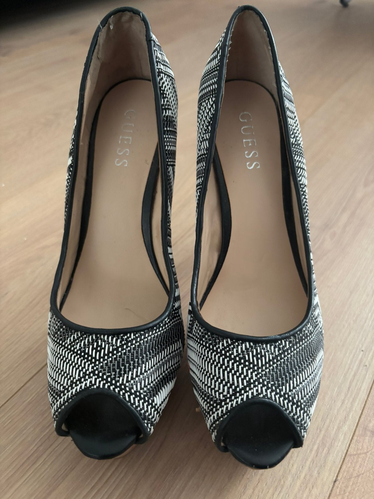 Te koop: Guess pumps maat 39 zwart/wit met kurkhak, Ophalen, Pumps, Overige kleuren, Zo goed als nieuw