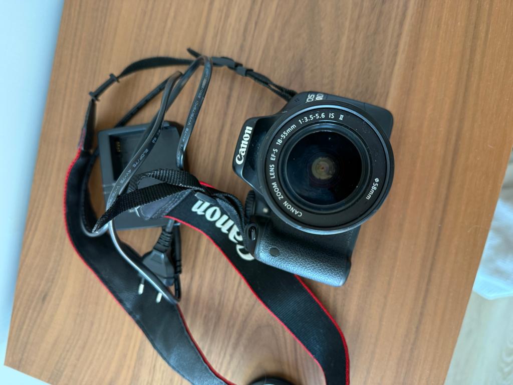Canon EOS 550D spiegelreflexcamera met 18-55mm lens en lader, Audio, Tv en Foto, Fotocamera's Digitaal, Gebruikt, Spiegelreflex
