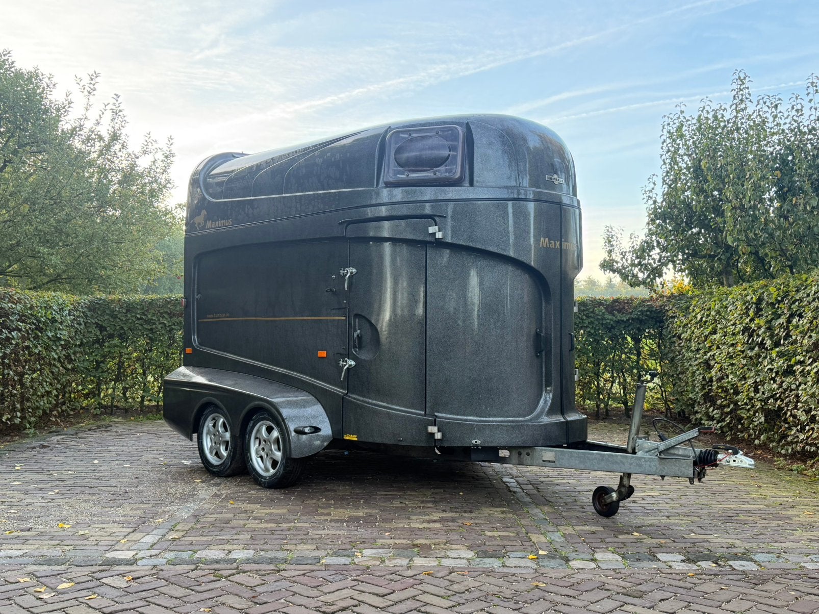 Ruime humbaur maximus met zadelkamer en aluminium bodem, Ophalen, Zo goed als nieuw, 2-paards trailer, TT paardentrailers