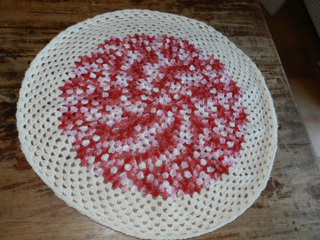 Handgehaakt rond roze/wit tafelkleedje. Nieuw!, Verzenden, Nieuw, Rond