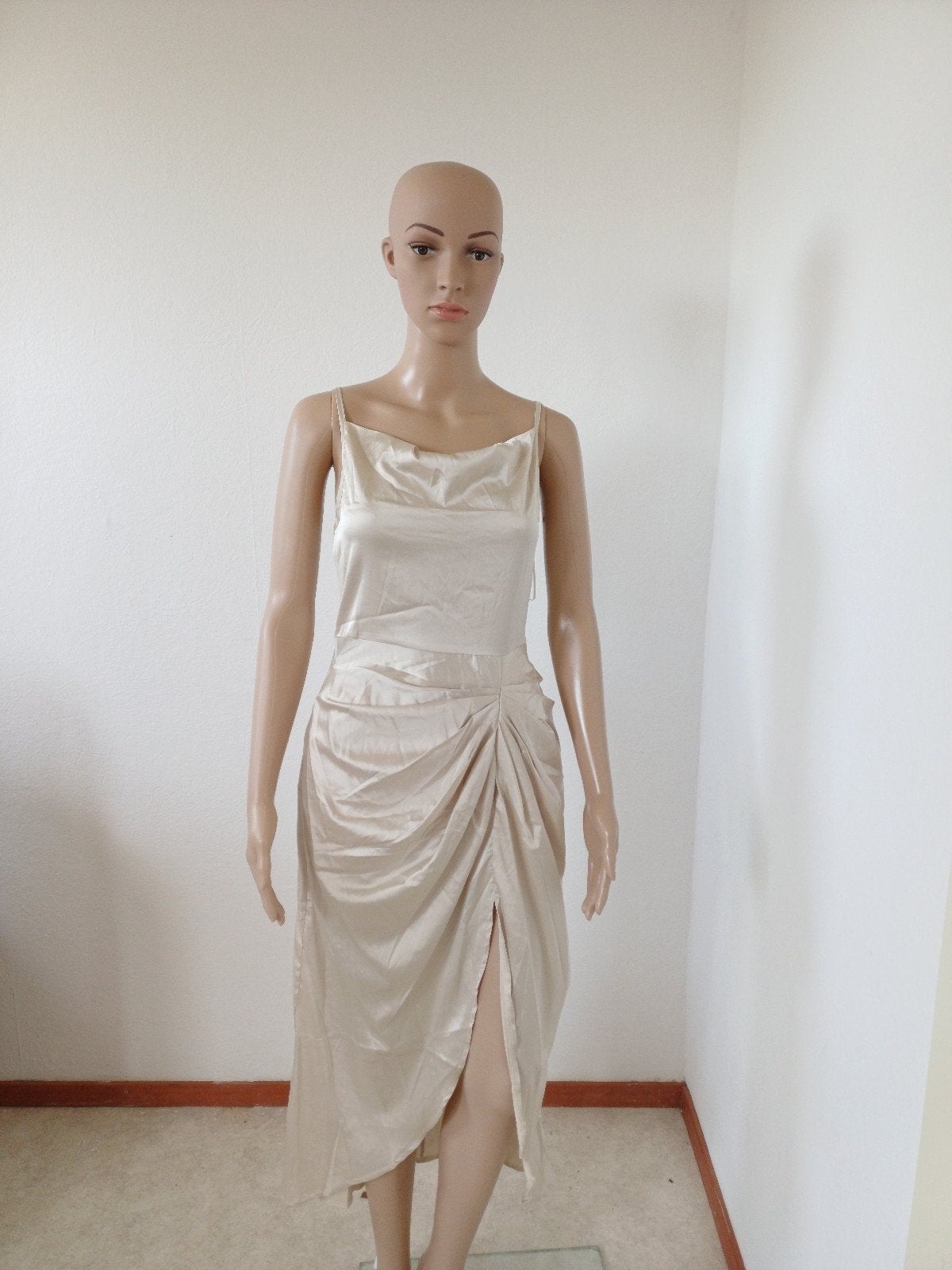 Elegante satijnen jurk met spaghettibandjes, Beige, Nieuw, Ophalen of Verzenden, Onbekend