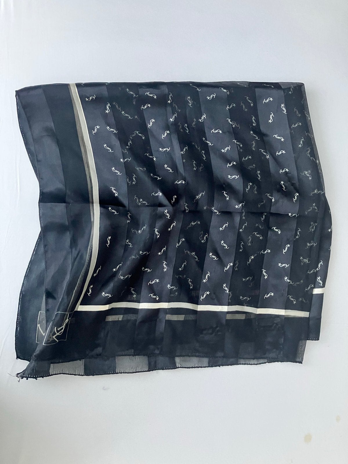 Vintage YSL Zwarte Zijden Sjaal met Logo Patroon, Ophalen of Verzenden, Gedragen
