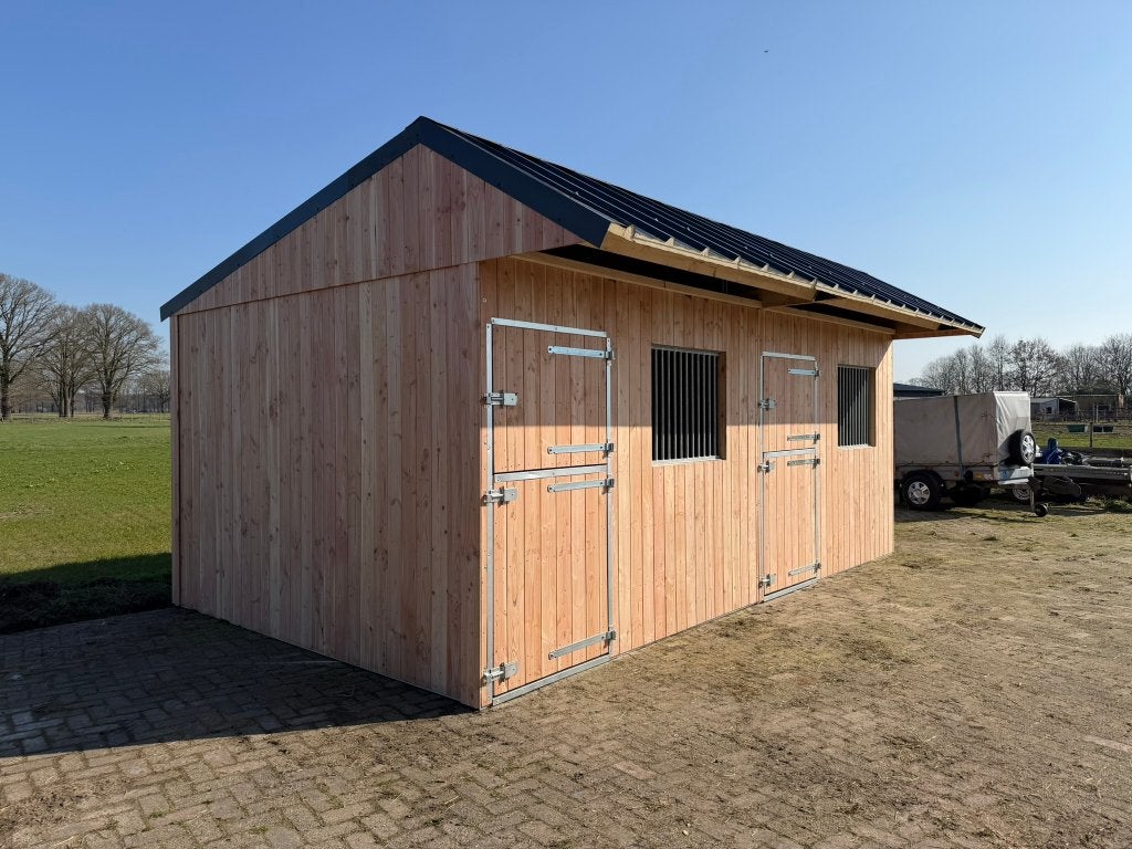 Paardenstallen van horsestables geïsoleerd dak, Stalling, 2 of 3 paarden of pony's