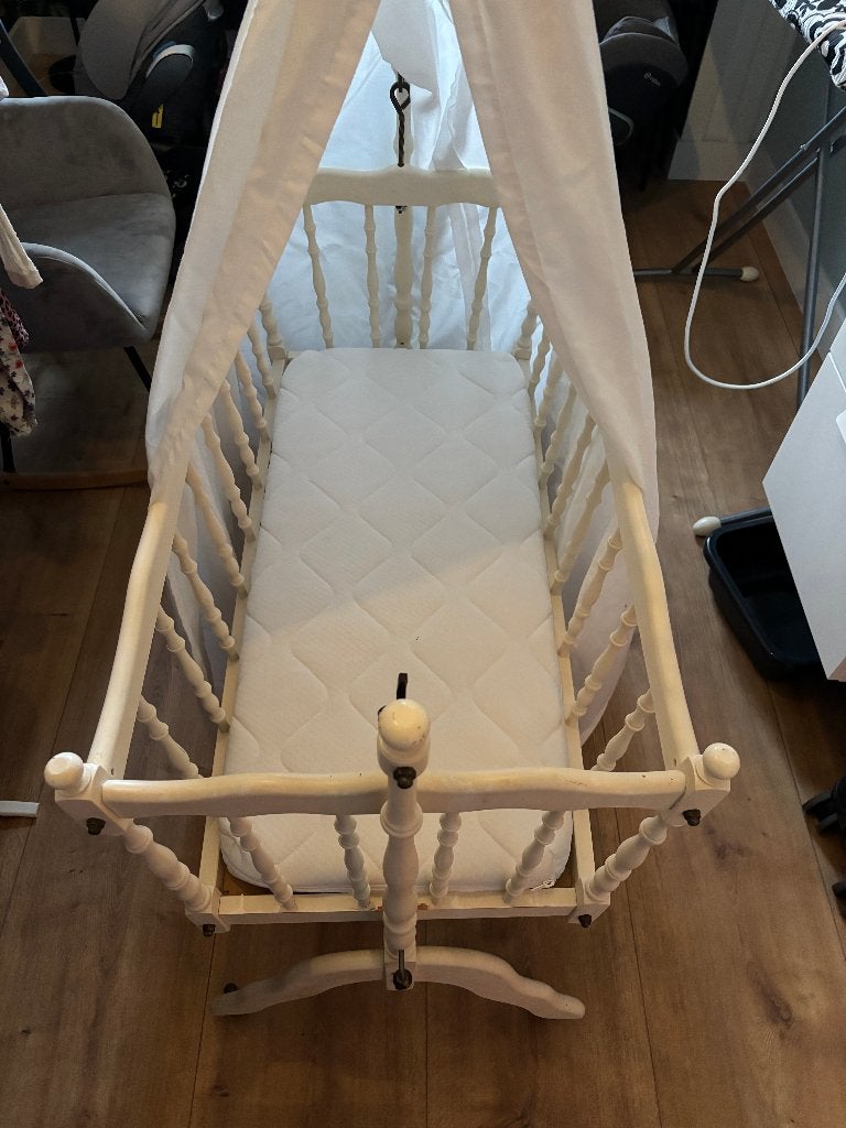Witte houten wieg met matras en hemeltje, Ophalen, Gebruikt, Wieg