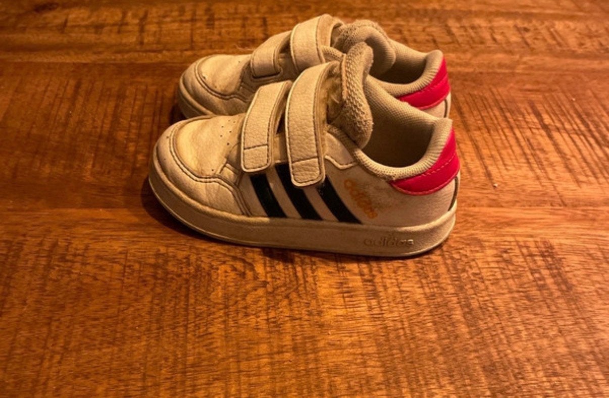 Adidas schoenen maat 22 - Gedragen maar goed voor een ronde, Ophalen of Verzenden, Gebruikt, Jongetje of Meisje, Schoentjes
