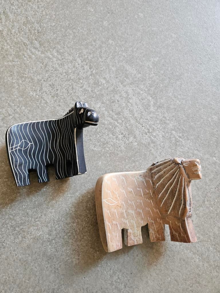 Set van 2 Afrikaanse dierenbeelden: Zebra en Leeuw, Minder dan 20 cm, Natuurlijk materiaal, Ophalen of Verzenden, Beeld