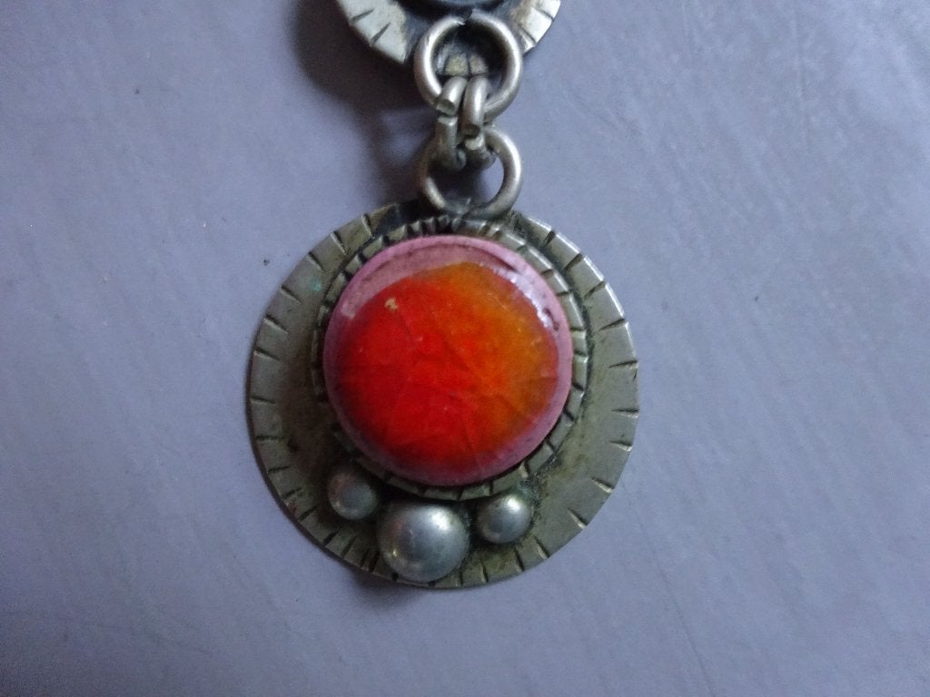 Smeedijzeren ketting met oranje retro hanger, Ophalen of Verzenden, Zo goed als nieuw, Oranje, Overige materialen