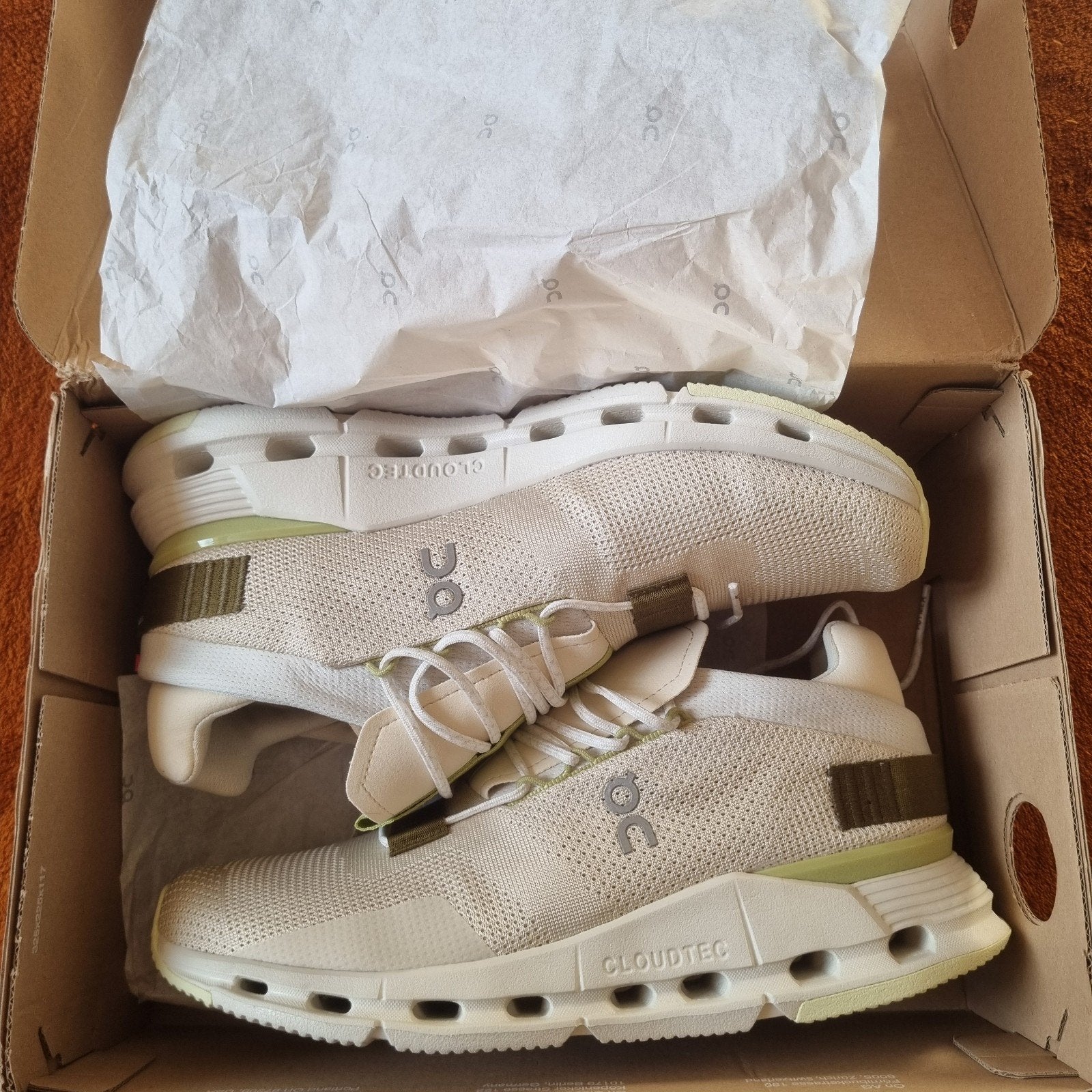 Nieuwe On Cloudnova schoenen - EU 42 - Beige/Wit/Groen, On, Overige kleuren, Nieuw, Ophalen of Verzenden