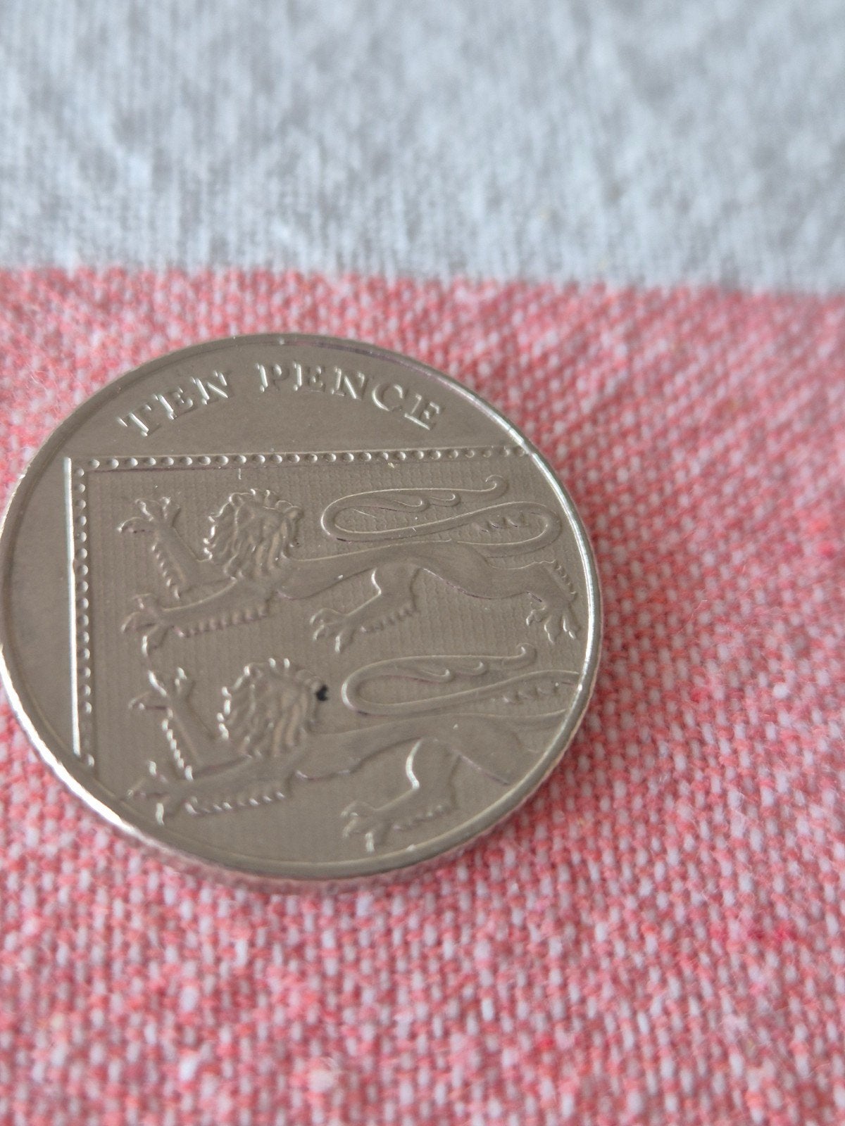 Britse 10 Pence munt met leeuwenmotief, Ophalen of Verzenden, Overige landen, Losse munt