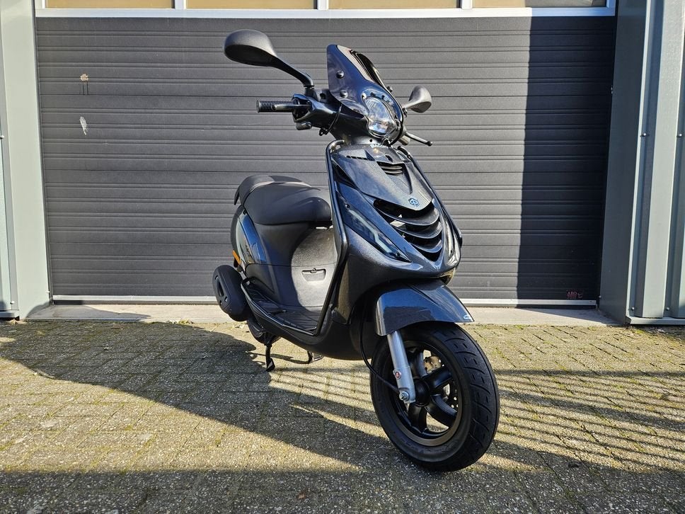 PIAGGIO ZIP 4T E4 BROM BJ 2018 SPYCHEDELIC 3089KM + OPTIES!