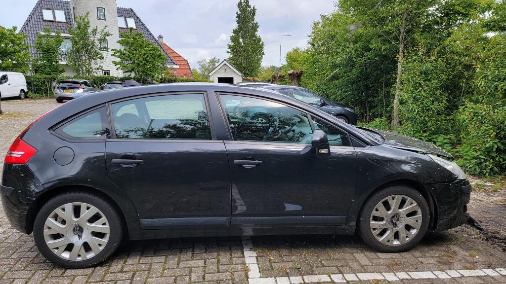 Citroën C4 1.6 2006 – frontschade – rijdt goed, Auto's, Citroën, Voorwielaandrijving, 4 cilinders, Zwart, 1175 kg