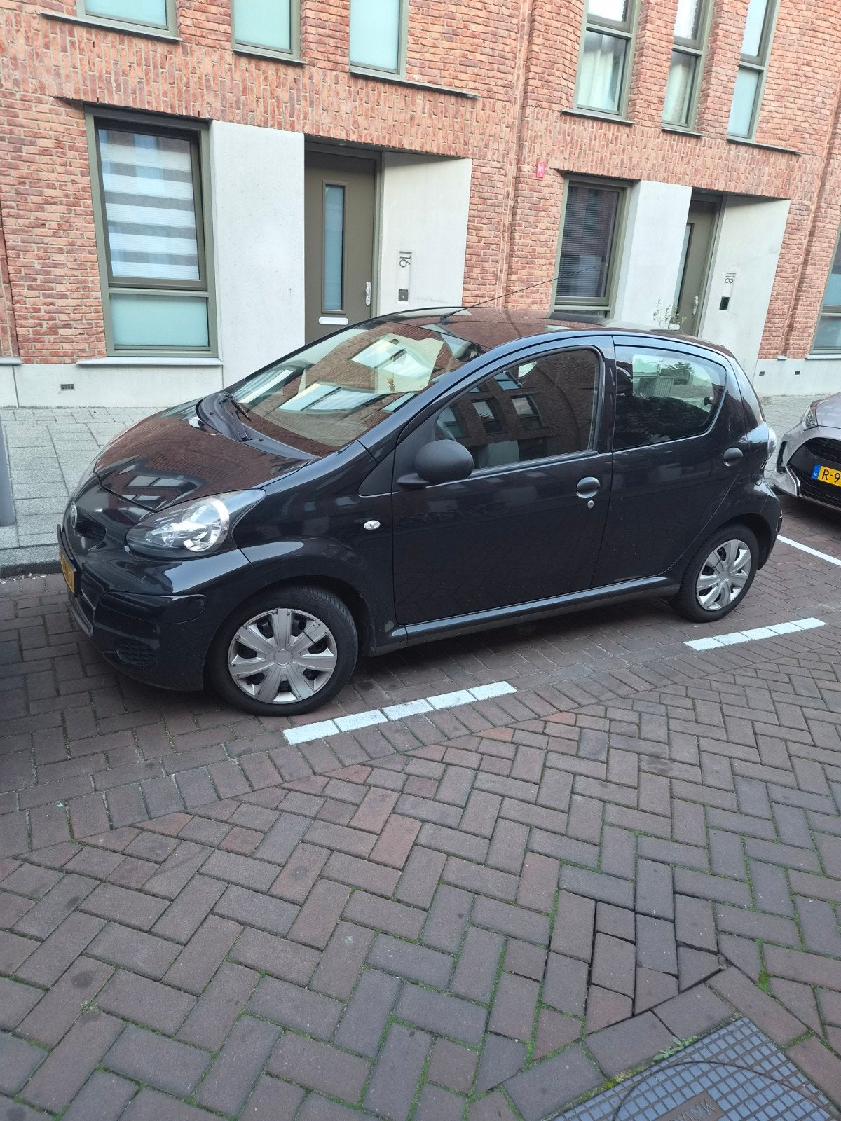 Toyota Aygo 1.0 12V Vvt-i 5DRS 2011 Zwart, Auto's, Voorwielaandrijving, 4 stoelen, Origineel Nederlands, Handgeschakeld