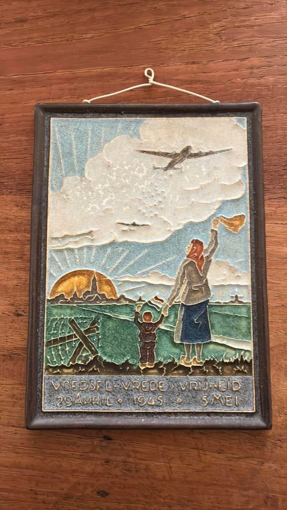 Cloisonné tegel 'Voedsel Vrede Vrijheid 29 april 1945 5 mei', Ophalen of Verzenden