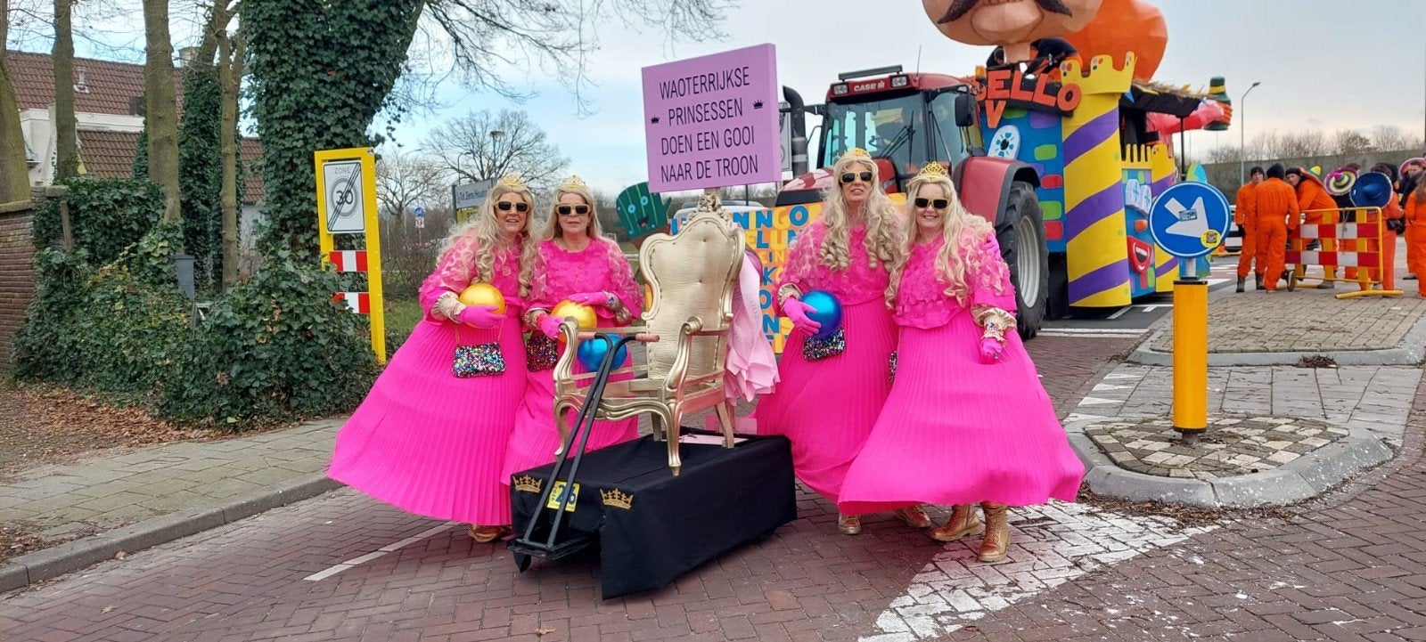 Carnaval loopgroep prinssenjurken, Ophalen, Carnaval, Kleding, Onbekend