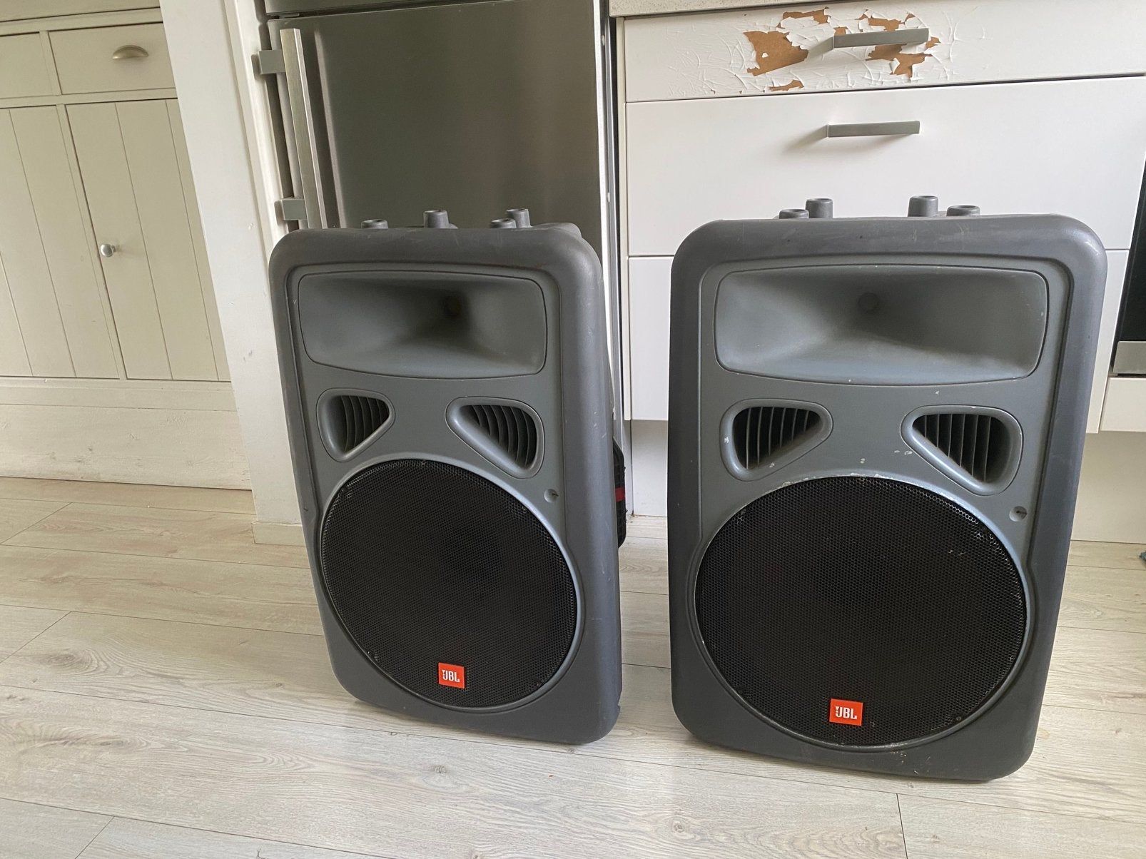 JBL Eon 15 Power PA speakers (2 stuks), Ophalen, Zo goed als nieuw, Minder dan 500 watt