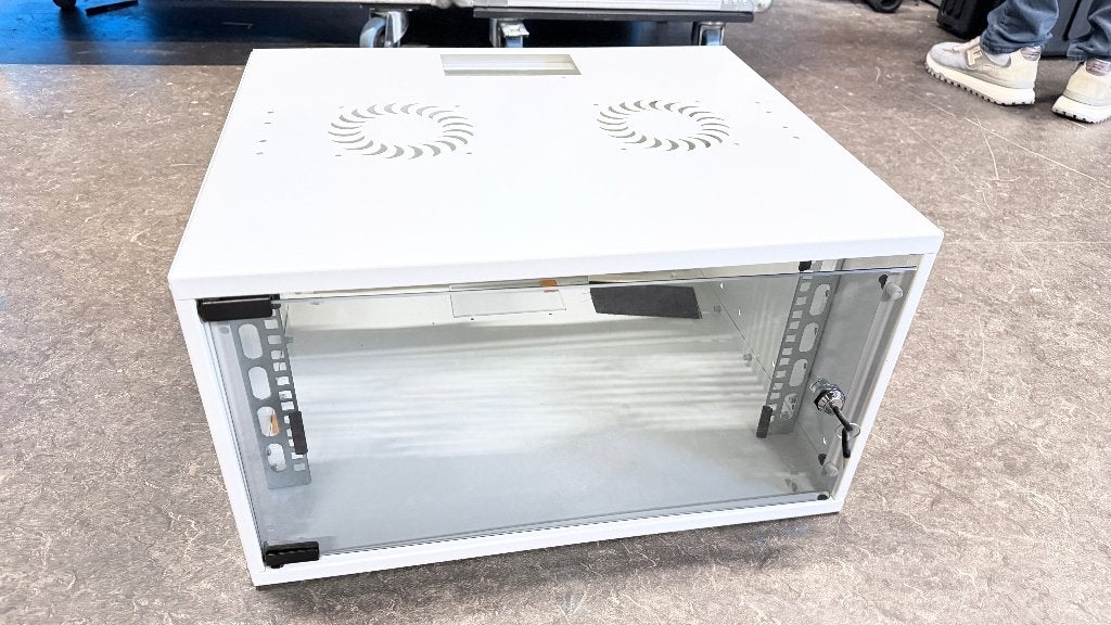 19" wandkast 6U — wit, glazen deur met slot — nieuwstaat, Ophalen, Zo goed als nieuw