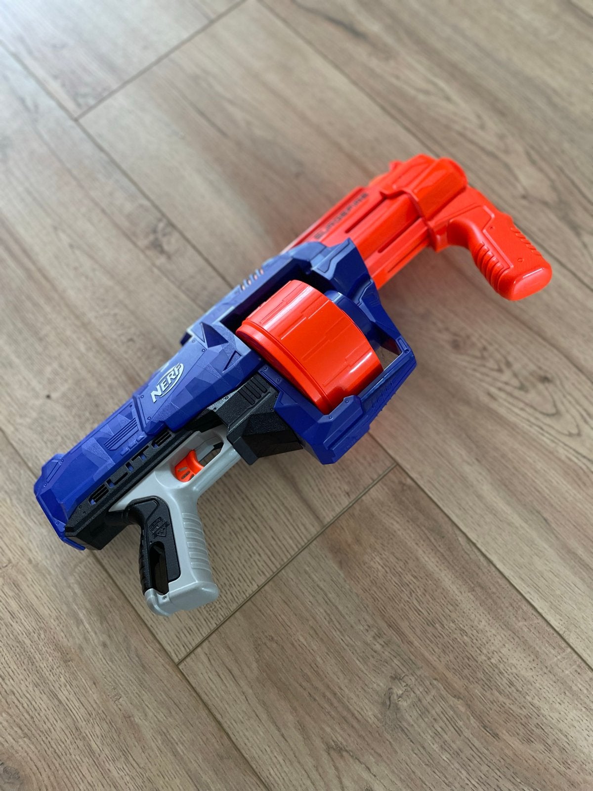 Nerf Elite Surgefire Blaster met vol magazijn, Kinderen en Baby's, Speelgoed | Buiten | Actiespeelgoed, Ophalen of Verzenden, Zo goed als nieuw