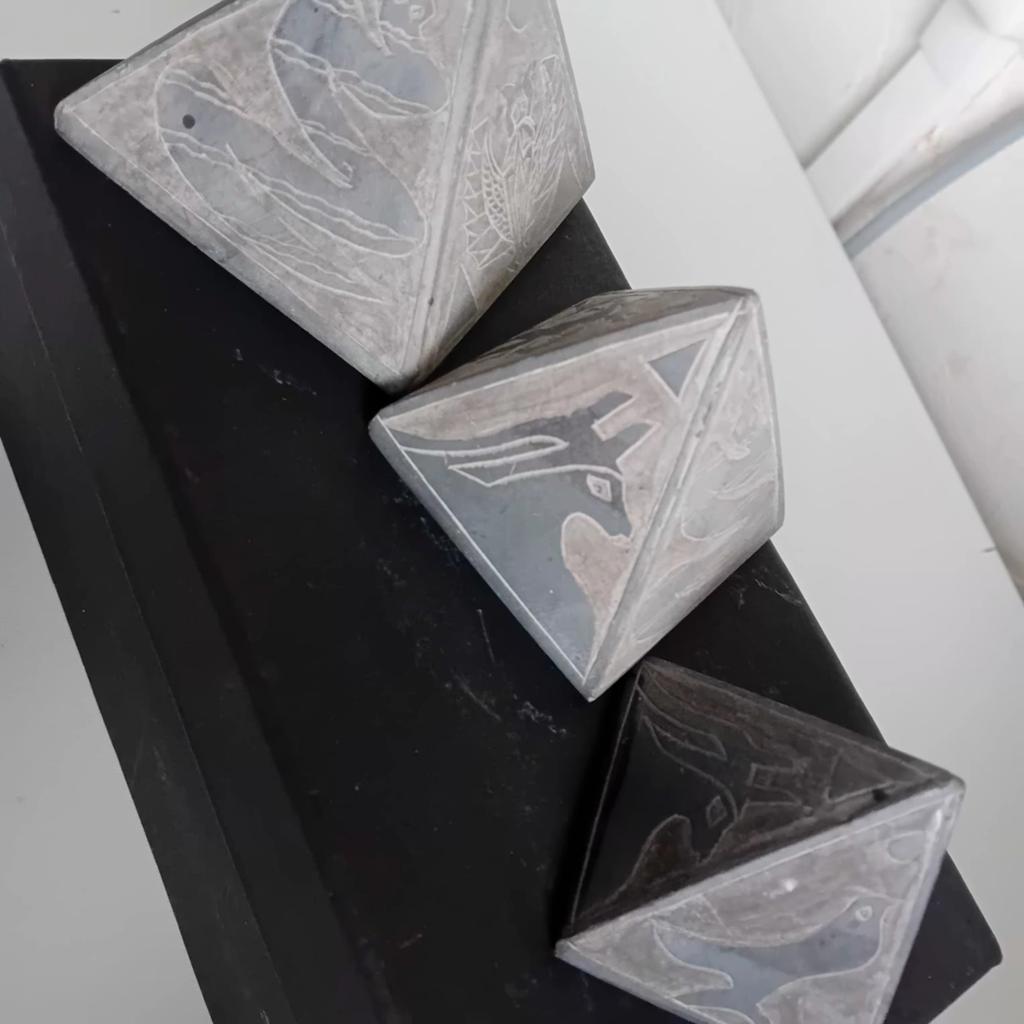 Stenen pyramides, Ophalen of Verzenden, Zo goed als nieuw
