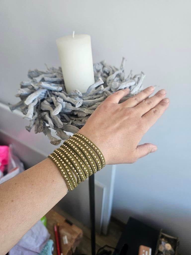 Khaki Armband met studs - Gebruikt, goede staat, Overige materialen, Gebruikt, Ophalen of Verzenden, Groen