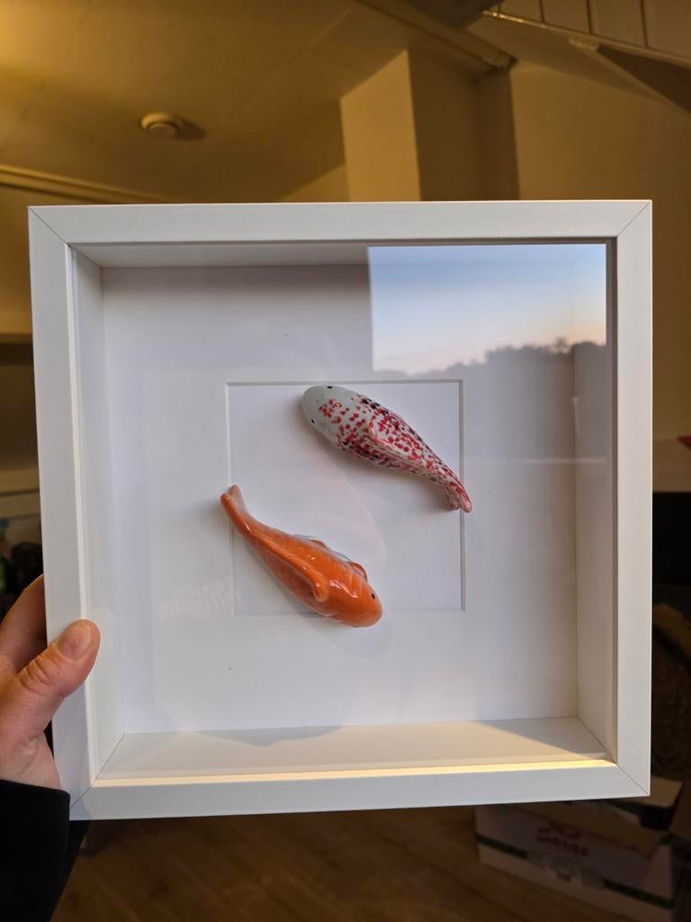 Handgemaakt decorstuk: Twee porseleinen koi's in lijst, Antiek en Kunst, Ophalen of Verzenden, Handgemaakt, Wanddecoratie, 20 - 50 cm