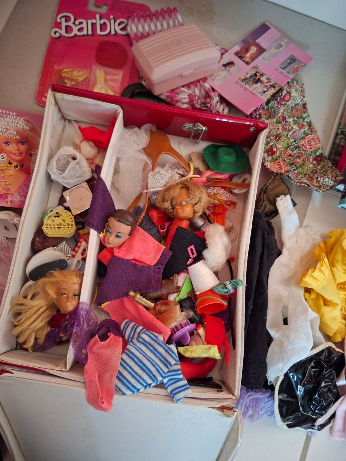 koffertje vol met barbie doll spulletjes accessoires toys, Verzenden