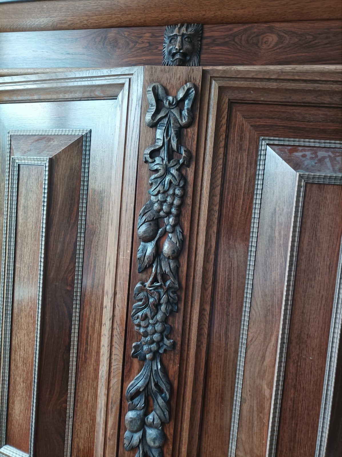 Antieke massief houten kast met houtsnijwerk, Antiek en Kunst, Ophalen