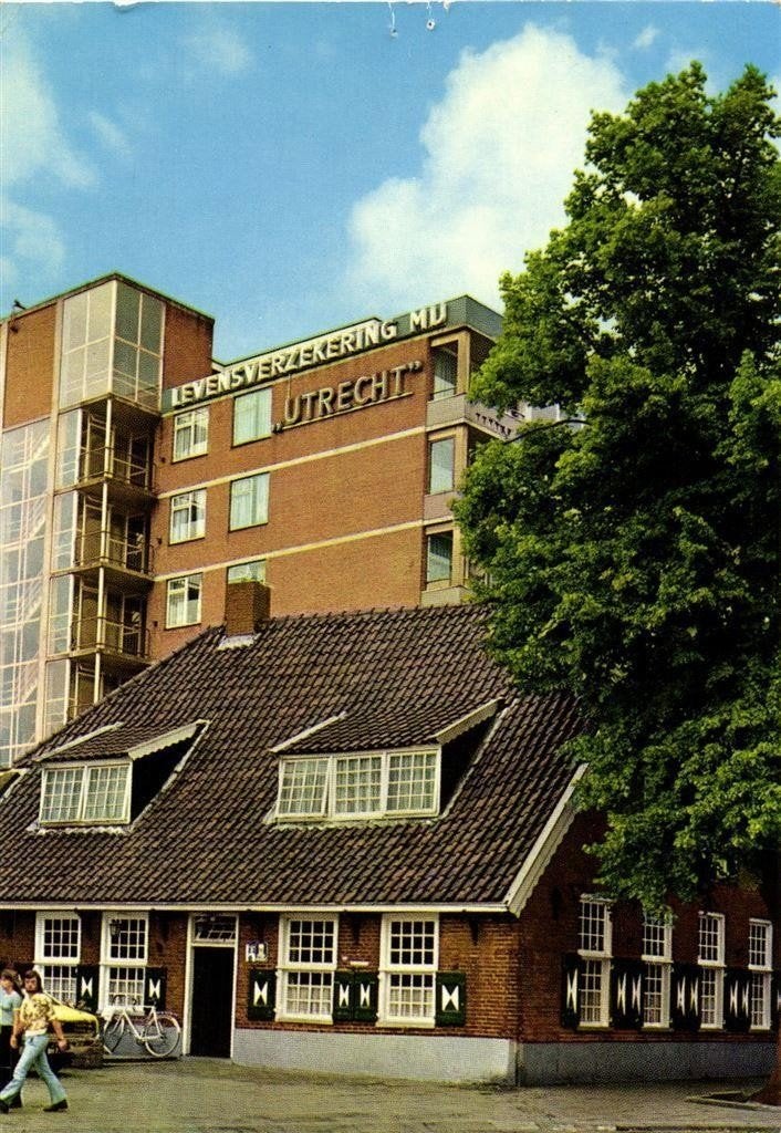 Emmen - Moderne Hoofdstraat met Oude Boerderij - 1980 gelope, Ophalen of Verzenden, 1980 tot heden, Gelopen, Drenthe
