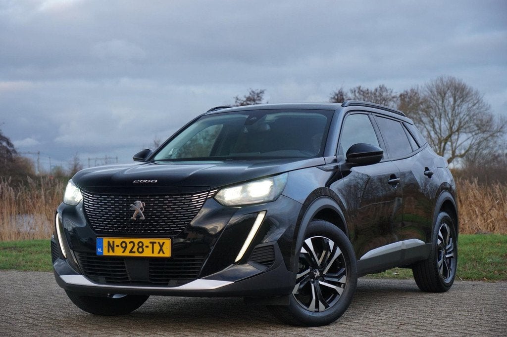 Peugeot 2008 1.2 PureTech Allure | Noir Perla Nera | AppleCa, Auto's, Peugeot, 101 pk, Gebruikt, Euro 6, 1199 cc