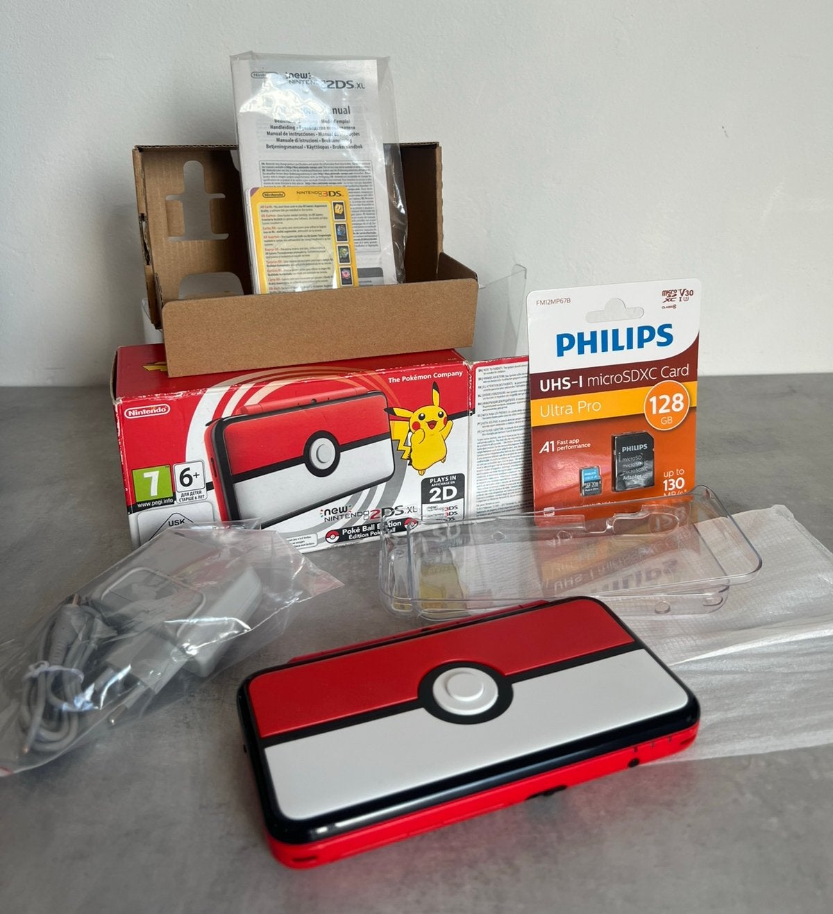 New 2ds XL Pokemon editie, Spelcomputers en Games, Spelcomputers | Nintendo 2DS en 3DS, Verzenden, 2DS XL, Zo goed als nieuw, Rood