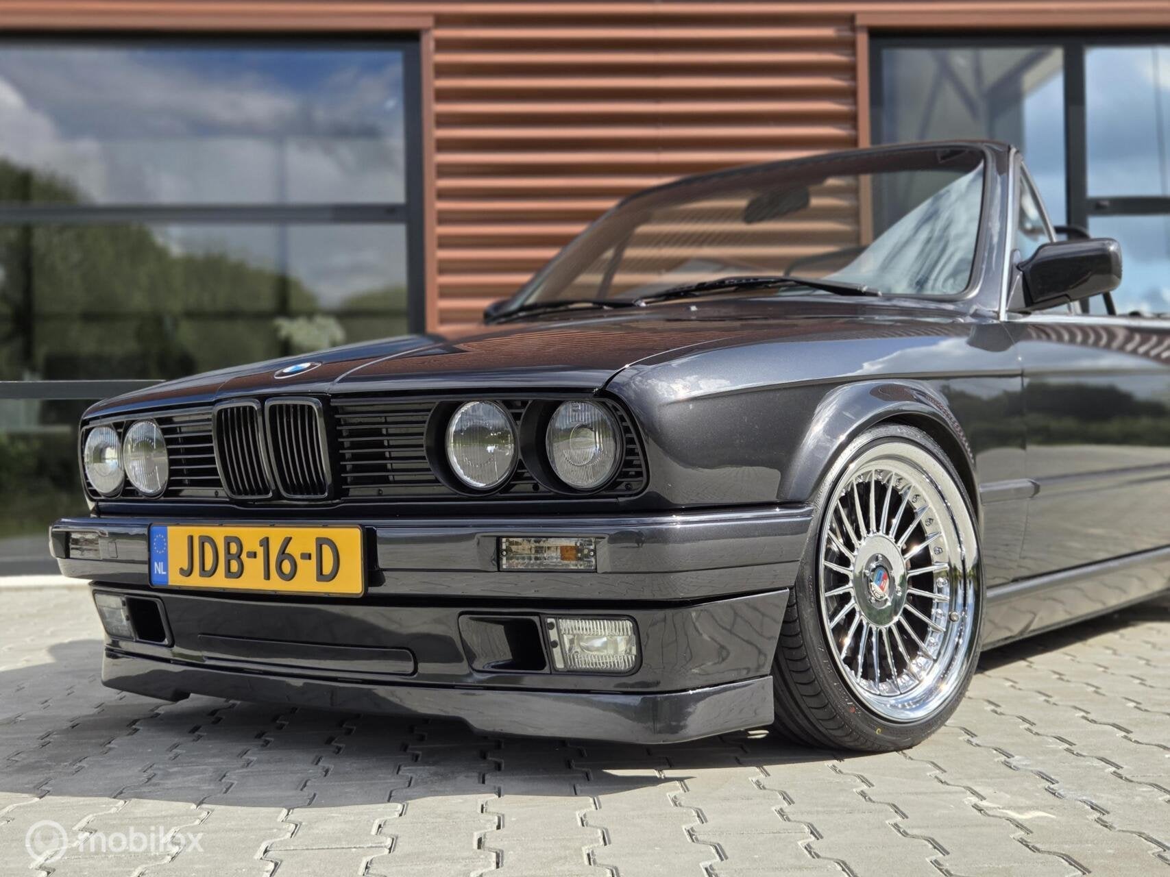 BMW 3-serie E30 Cabrio 320i 6cilinder 2e eigenaar, Achterwielaandrijving, Gebruikt, Zwart, Leder