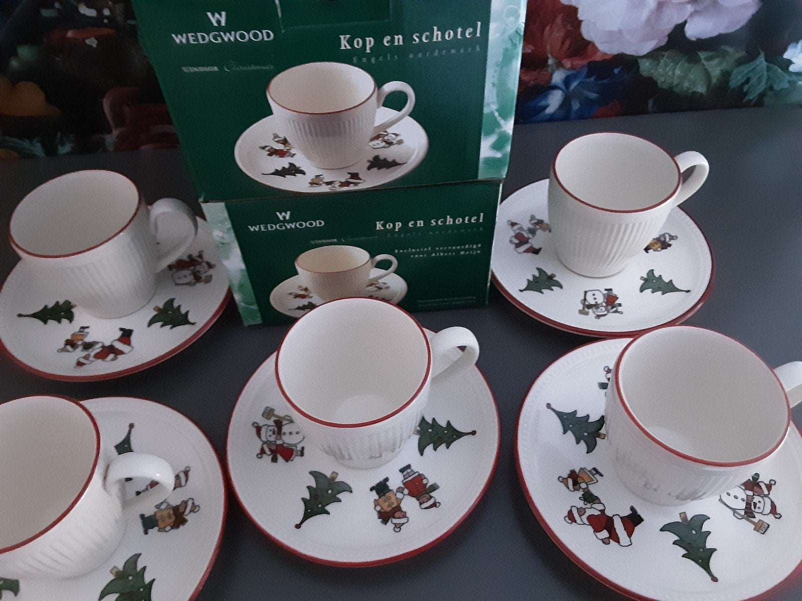 wedgwood windsor kerstservies kop en schotels per stuk, Ophalen, Zo goed als nieuw, Porselein, Kop(pen) en/of Schotel(s)