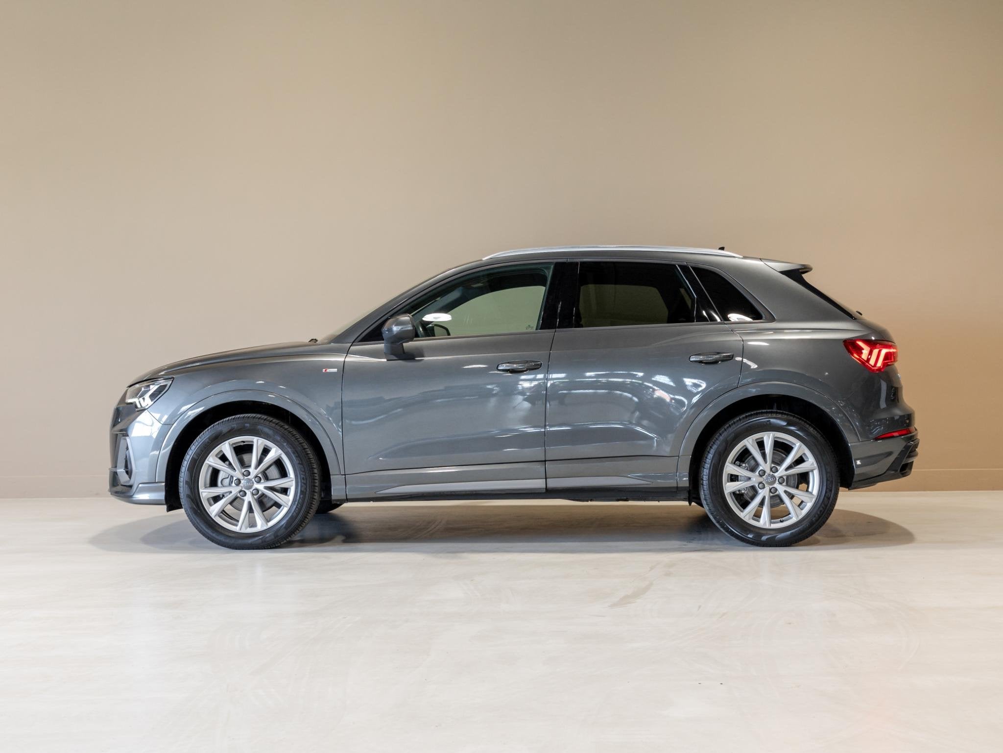 Audi Q3 35 TFSI 2x S-Line Edition / 150pk / Dodehoek herkenn, Auto's, Voorwielaandrijving, 4 cilinders, 1435 kg, Leder en Stof