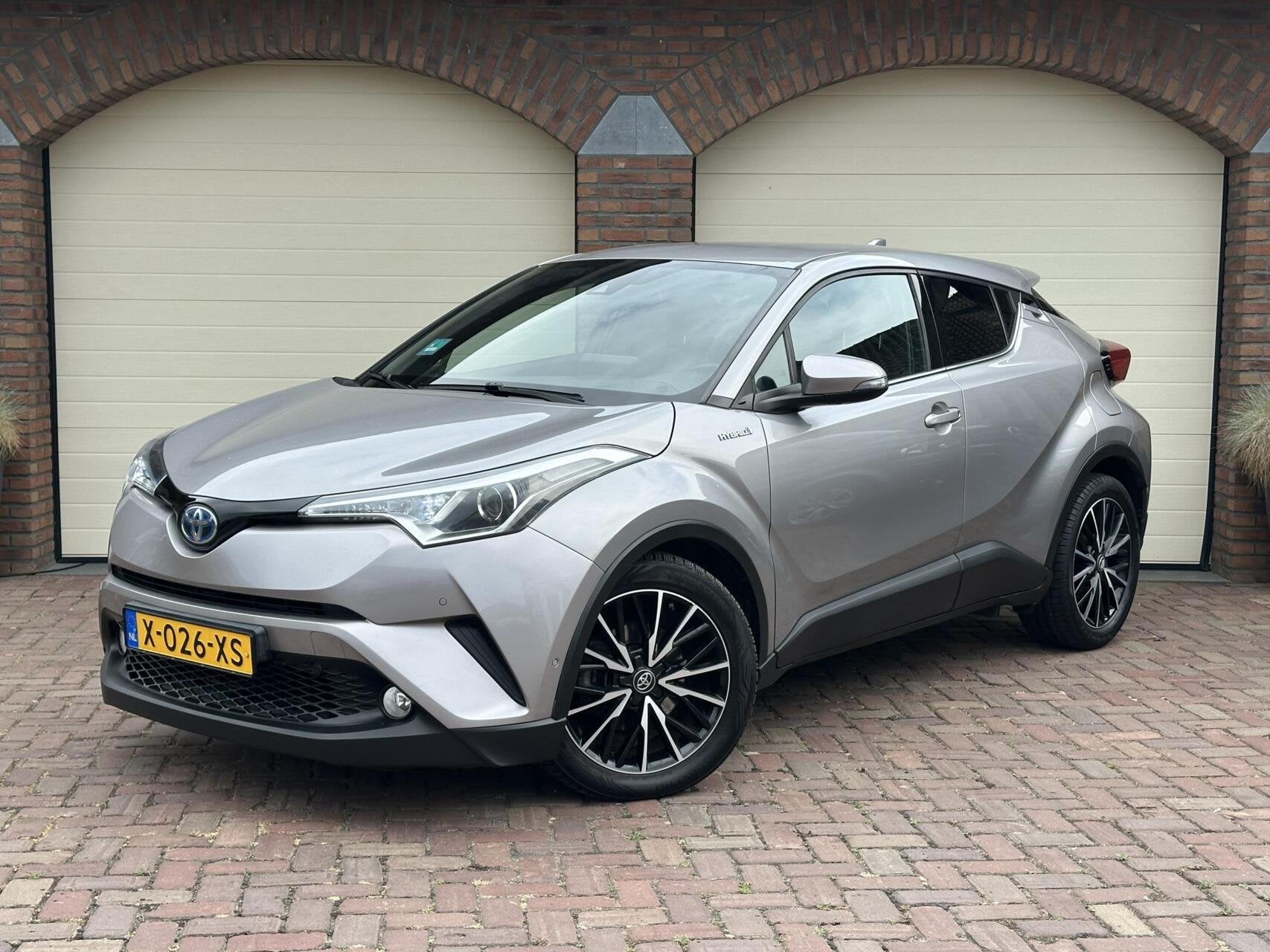 Toyota C-HR 1.8 Hybrid Executive Adaptive Cruise Camera Lane, Euro 6, 4 cilinders, Met garantie (alle), Automatische klimaatregeling