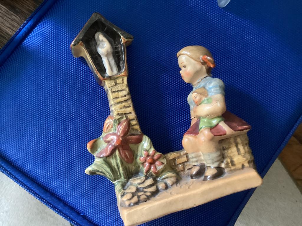 Meisje met pop bij Maria // hoog 15 cm aardewerk, Antiek en Kunst, Ophalen of Verzenden