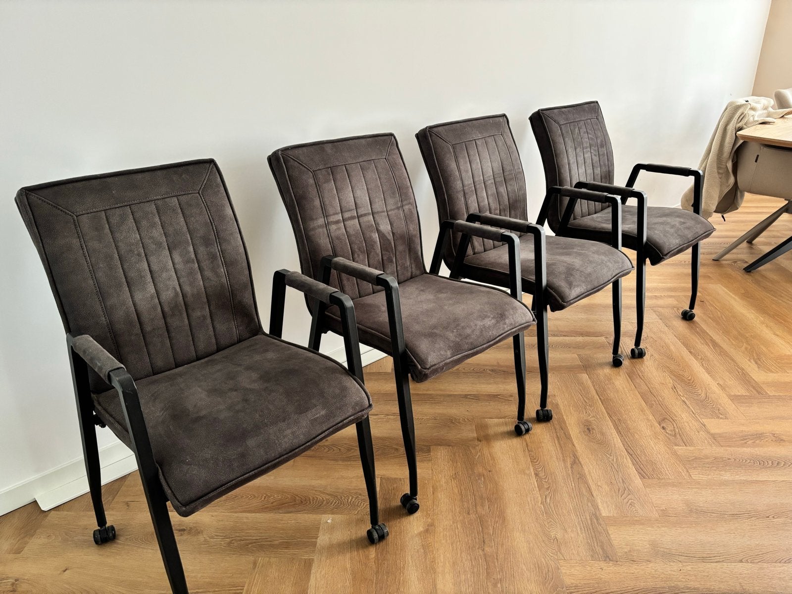 4 eetkamerstoelen op wieltjes - comfortabel en praktisch, Huis en Inrichting, Ophalen, Gebruikt, Vier, Industrieel