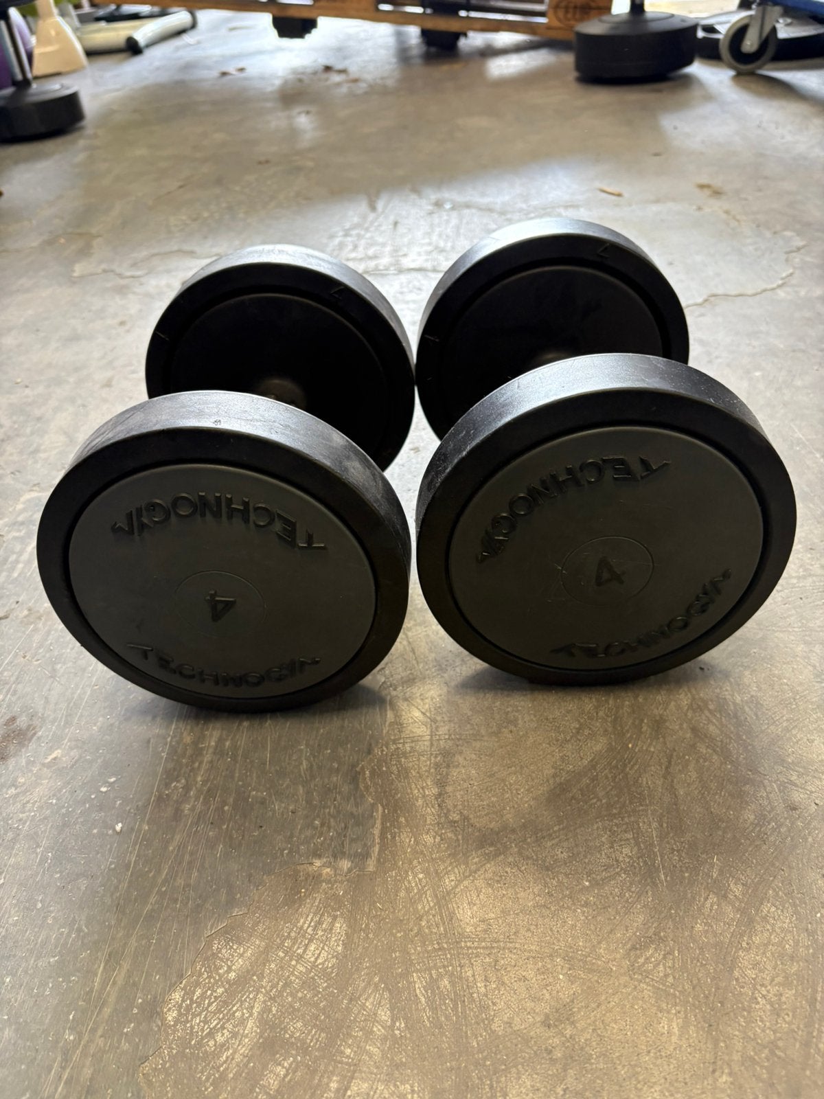 2 x 4 kg technogym dumbbells gewichten, Dumbbells, 2 x 4 kg, Ophalen of Verzenden, Gebruikt