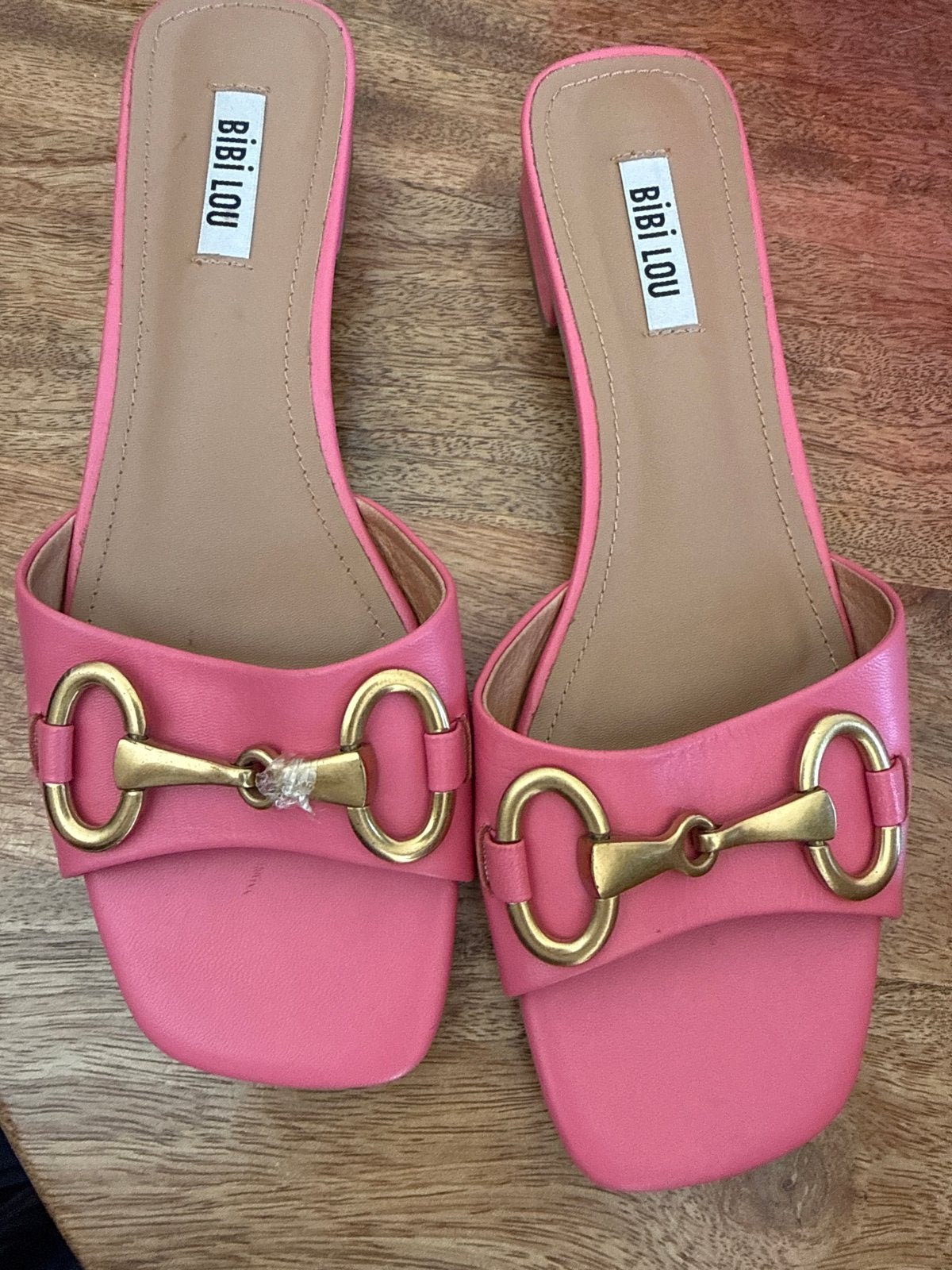 Nieuwe Bibi Lou sandalen maat 41 - Roze met gouden detail, Kleding | Dames, Schoenen, Ophalen of Verzenden, Nieuw, Roze, Sandalen of Muiltjes