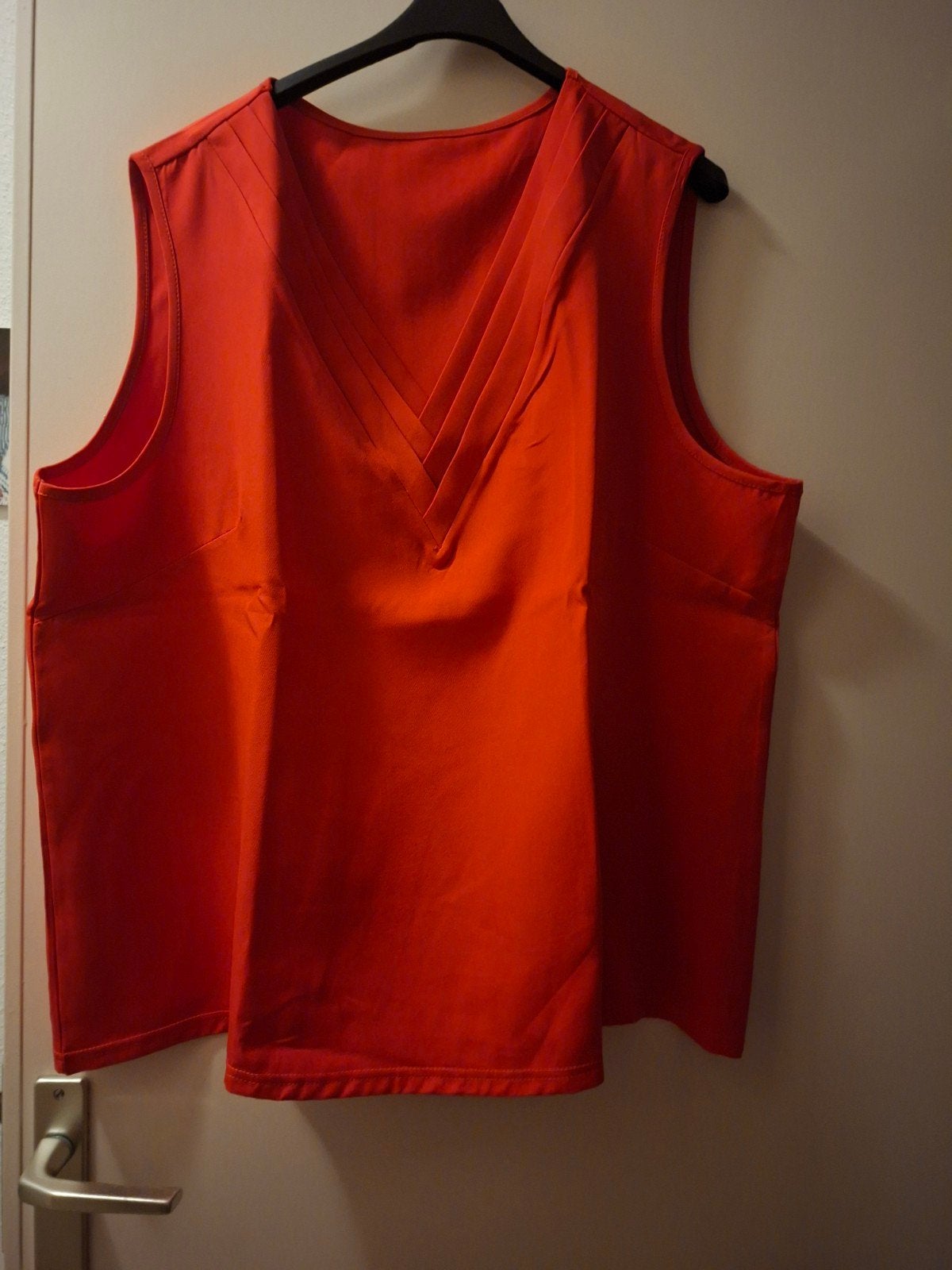 Mouwloze rode top met V-hals, maat 50-52, Maat 46/48 (XL) of groter, Nieuw, Ophalen of Verzenden, Zonder mouw