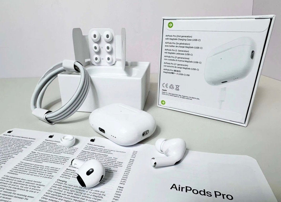 Apple AirPods Pro (2e generatie) met MagSafe Oplaadcase, Overige merken, Zo goed als nieuw, Draadloos, Op oor (supra aural)