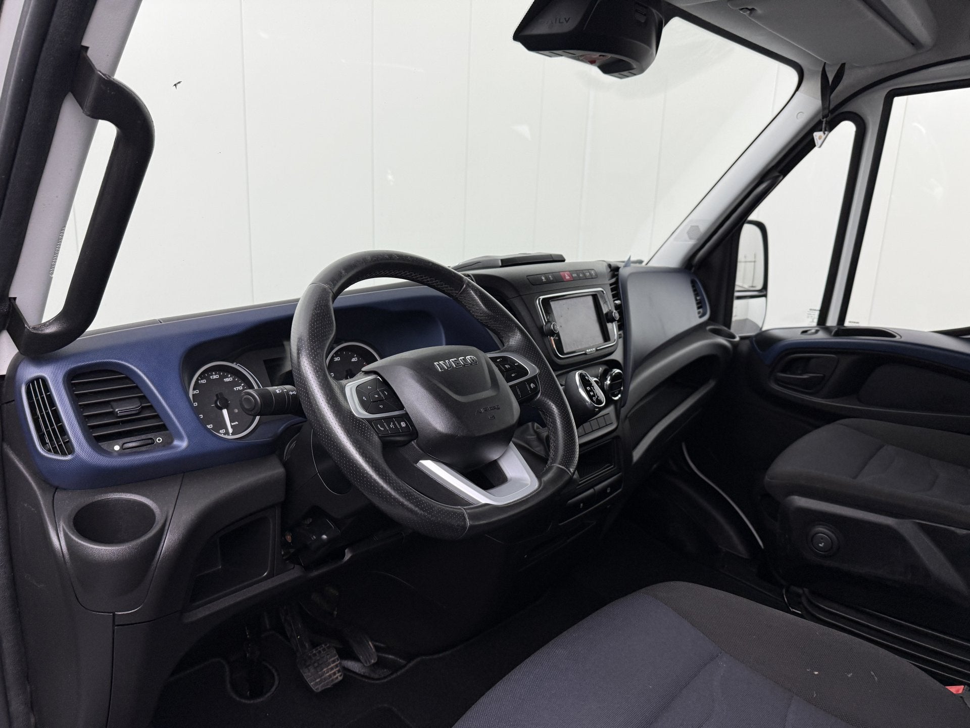 Iveco Daily 35S18 3.0L Automaat Dubbele Cabine L2H2 | 6-Pers, Auto's, Automaat, Dealer onderhouden, Achterwielaandrijving, Gebruikt