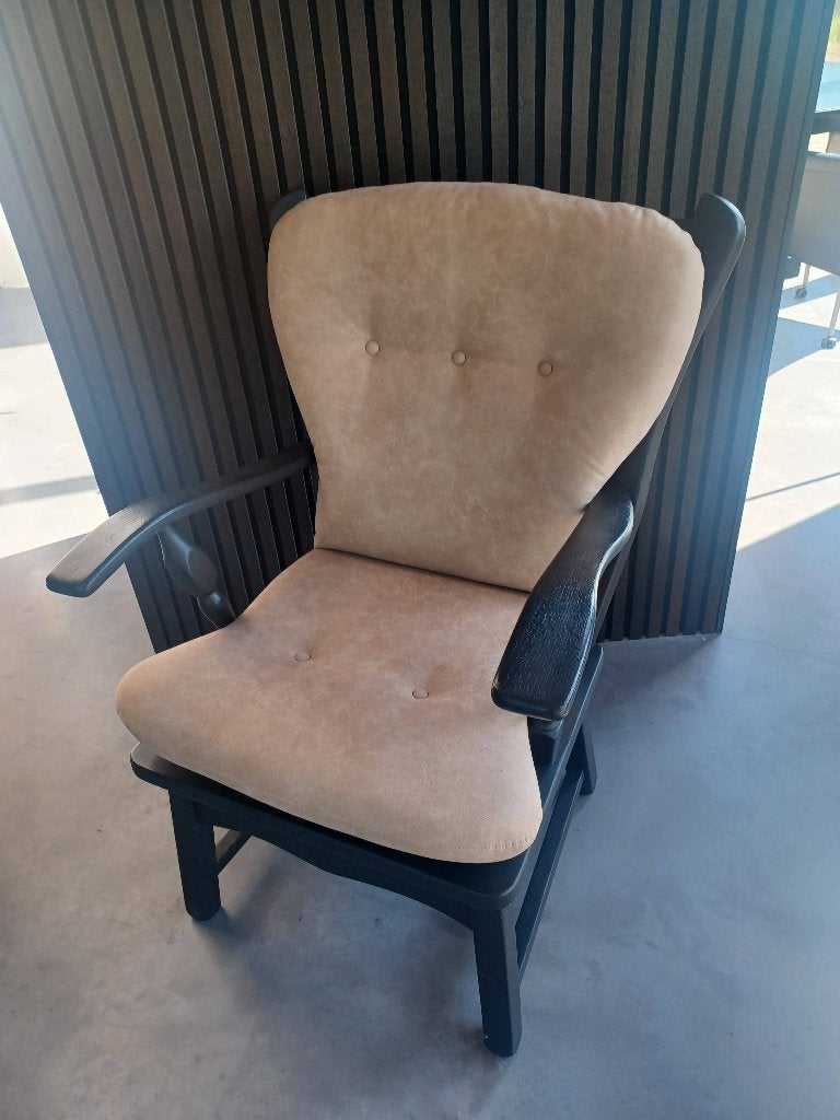 Twee comfortabele stoelen met nieuwe stoffering, Hout, Gebruikt, Klassiek, 75 tot 100 cm