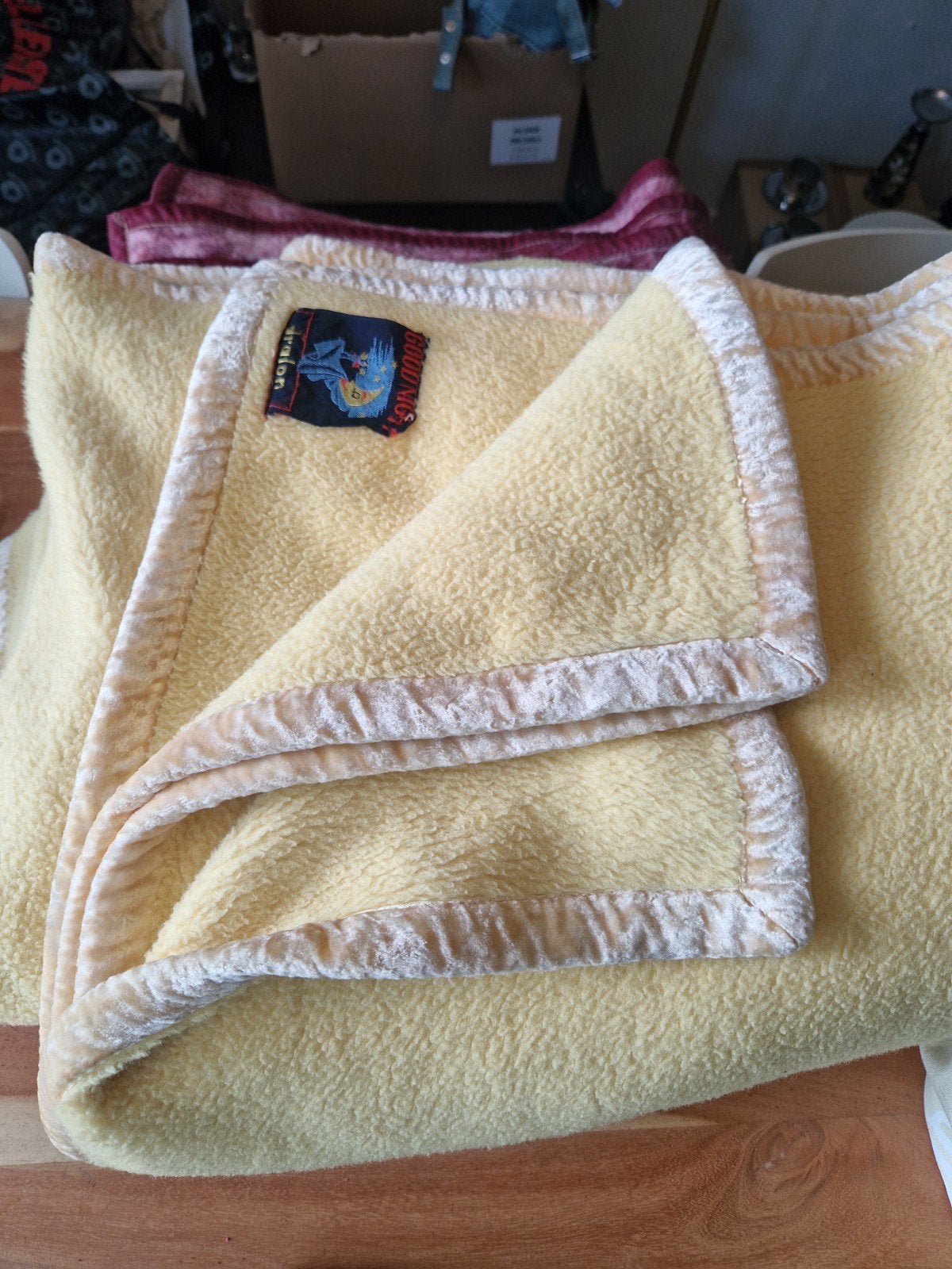 Vintage Goodnight Dralon deken, botergeel met velours rand, Ophalen, Gebruikt, Eenpersoons, Geel