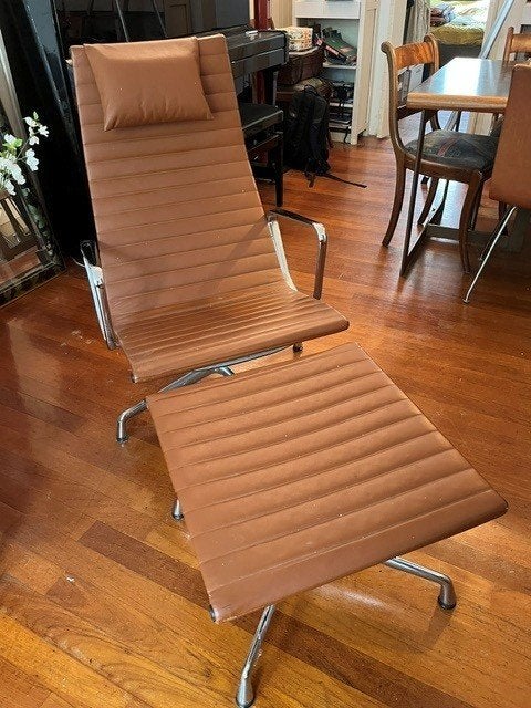 Eames design stoel + voetensteun, Ophalen, Bruin, Design, Zo goed als nieuw