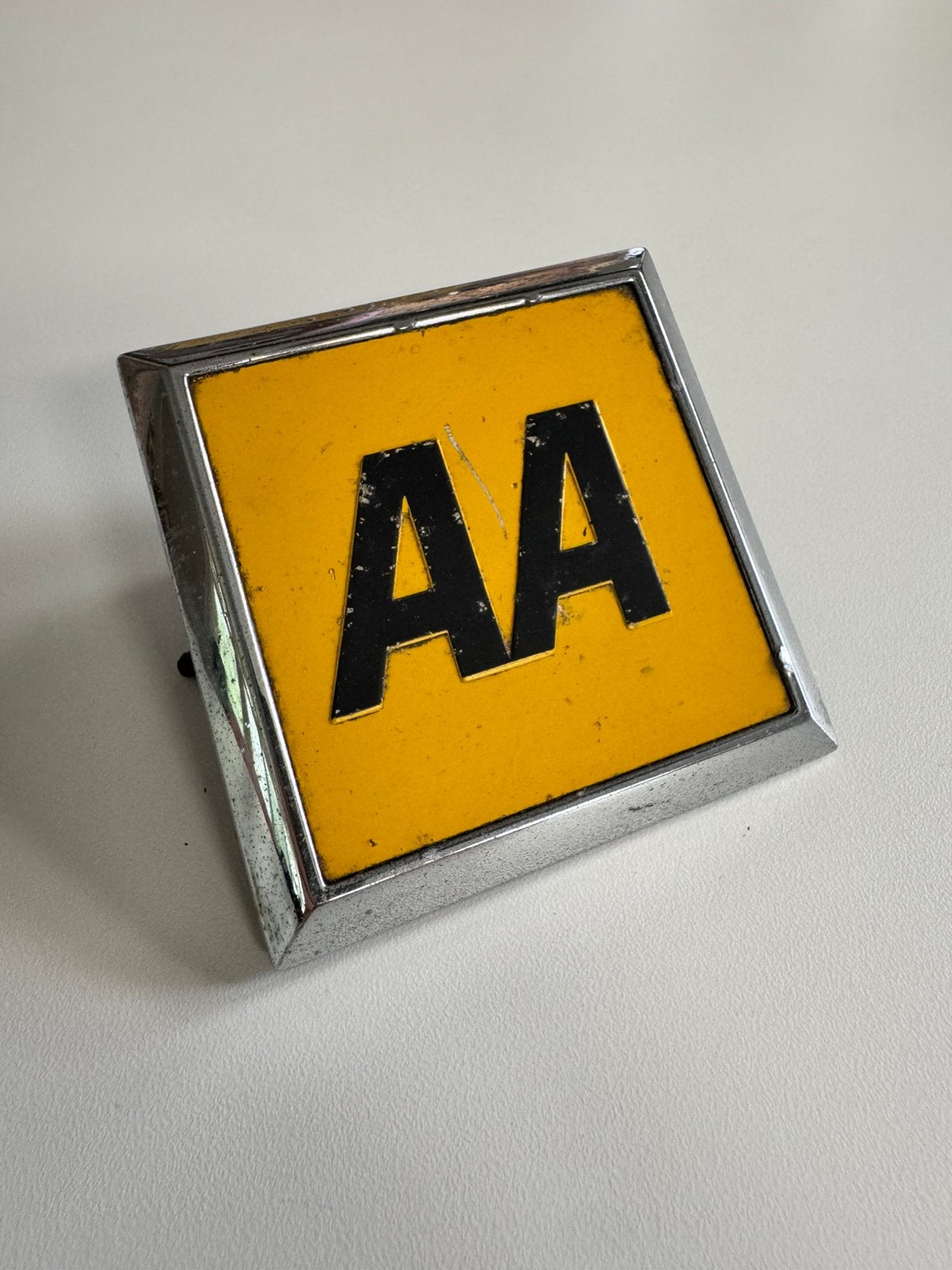 AA Gril Embleem, Ophalen