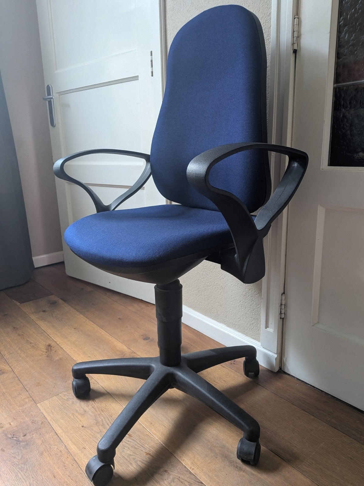Mooi ergonomische bureaustoel verstelbaar zgan
In hoogte rug, Ophalen, Zo goed als nieuw, Zwart