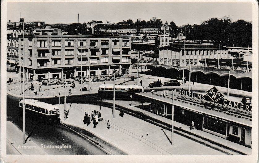 ARNHEM - STATIONSPLEIN, Verzamelen, Ansichtkaarten | Nederland, Ongelopen, Gelderland, Ophalen of Verzenden