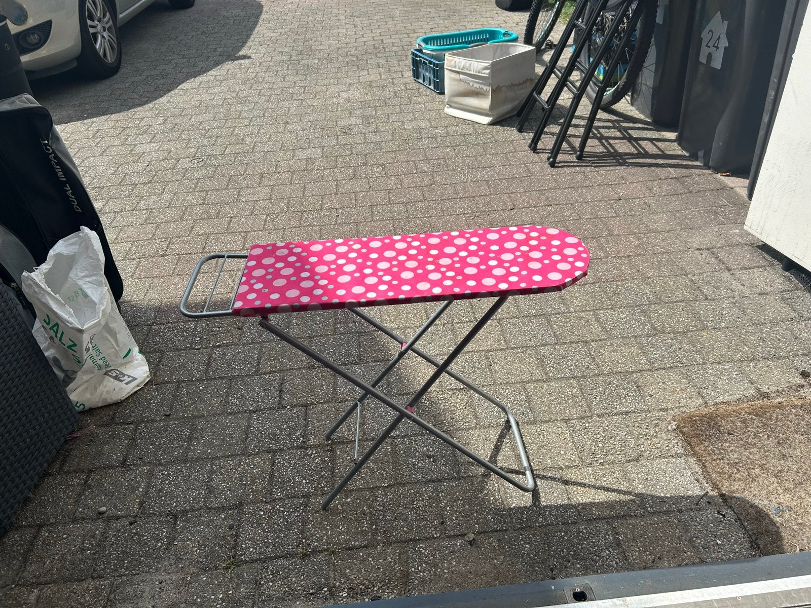 Strijkplank met roze stippenpatroon, Ophalen, Gebruikt