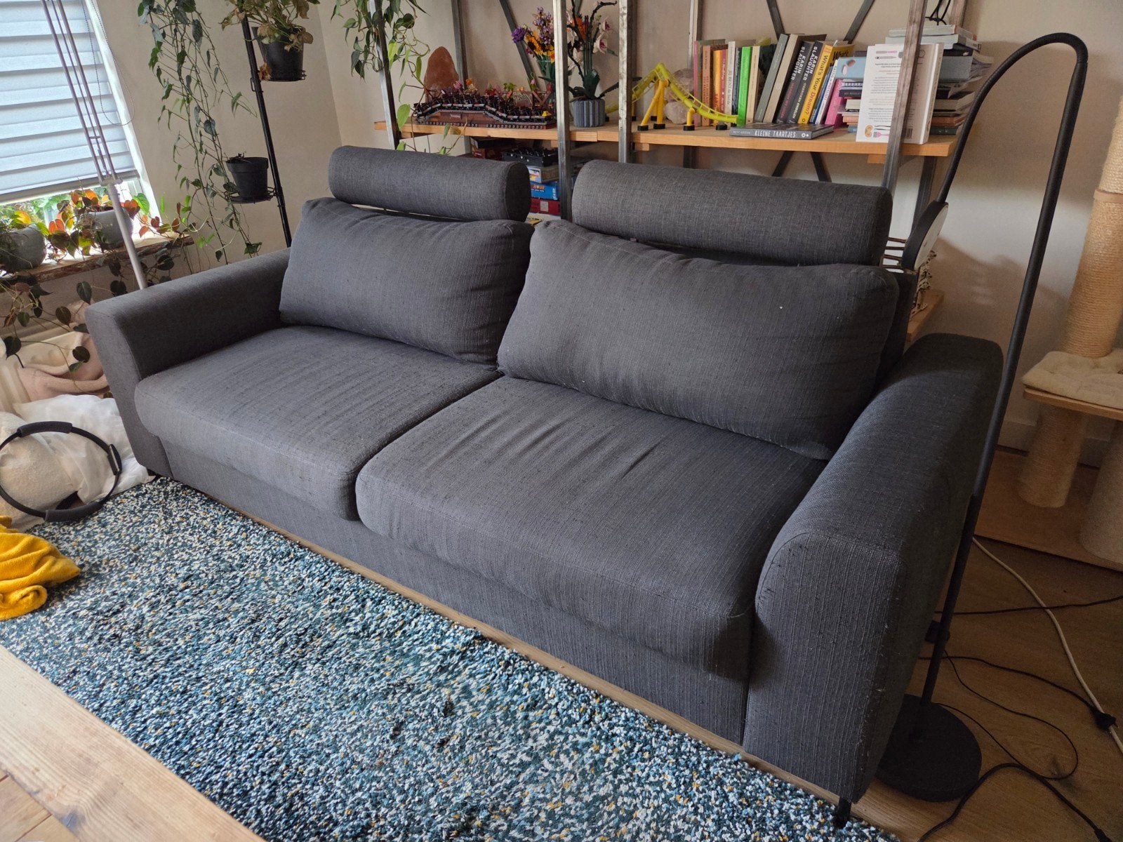 Comfortabele grijze tweezitsbank met hoofdsteunen, Ophalen, Gebruikt, Tweepersoons, 75 tot 100 cm