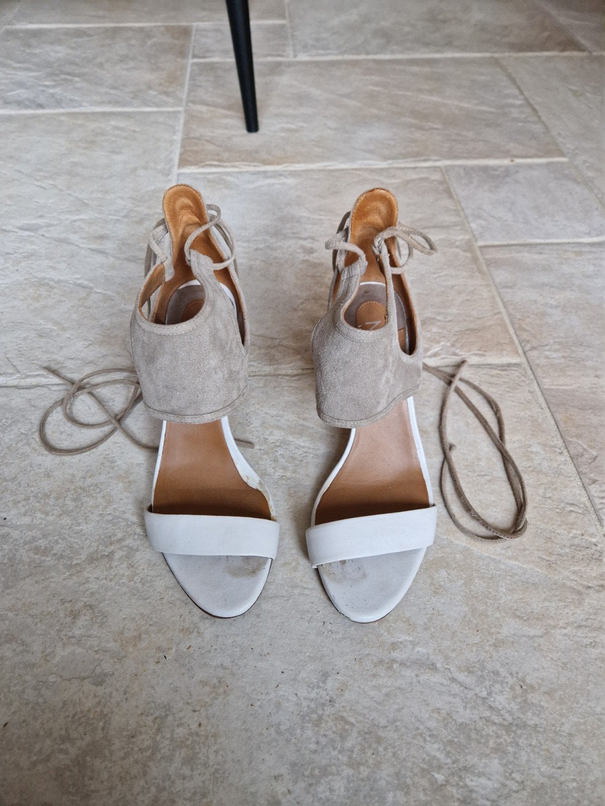 Te koop licht grijs met witte suède/leren dames schoenen,maa, Mace, Ophalen of Verzenden, Zo goed als nieuw, Schoenen met hoge hakken